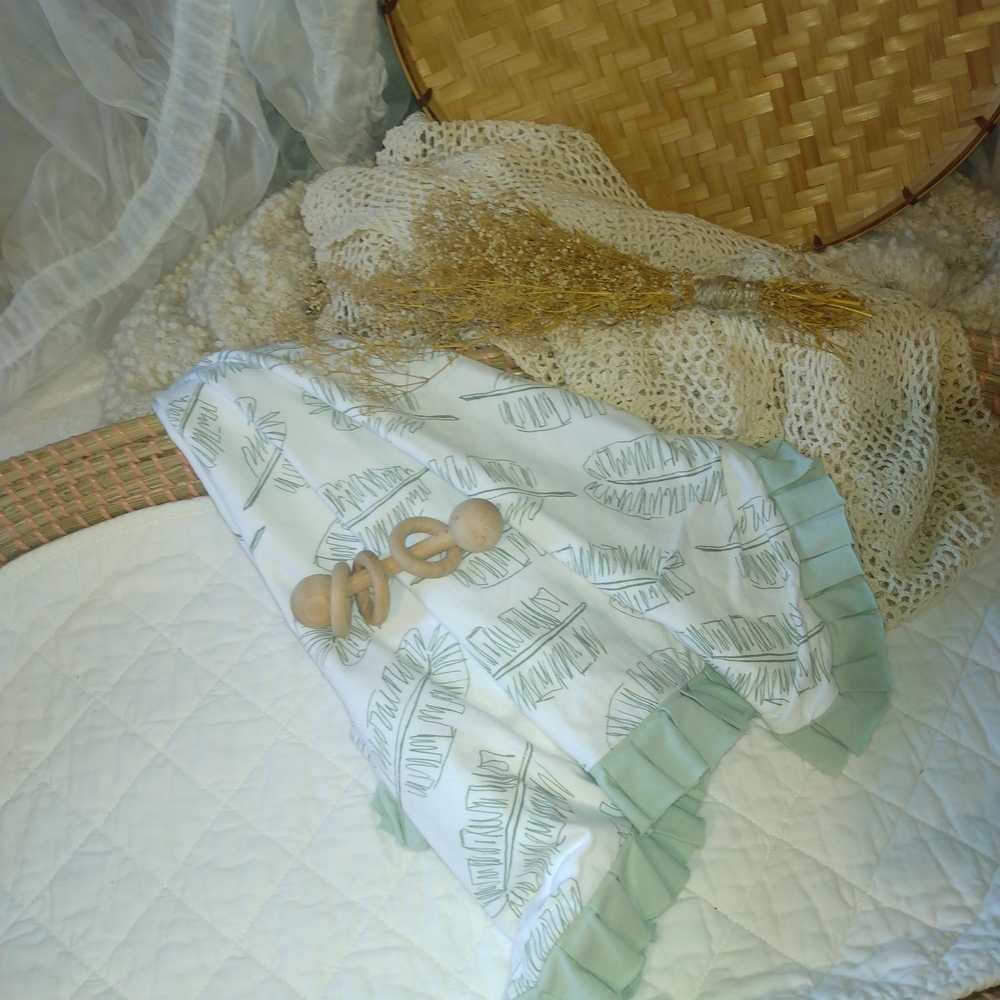Baby Green and White Leaf Pattern Throw